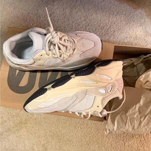 Yeezy Boost 700 Sneakers Box